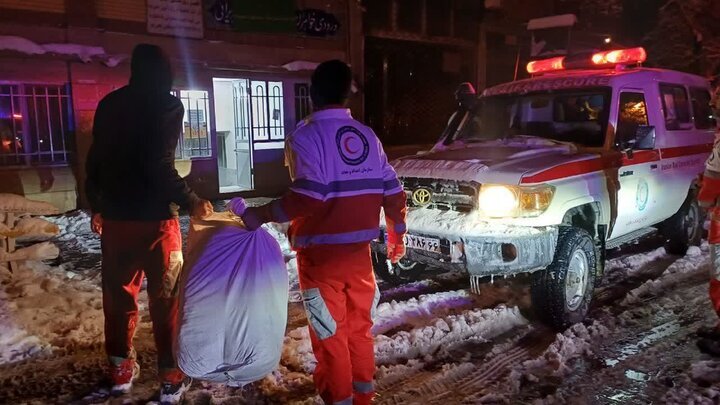 امدادرسانی هلالاحمر فریمان به گرفتارشدگان در برف و کولاک