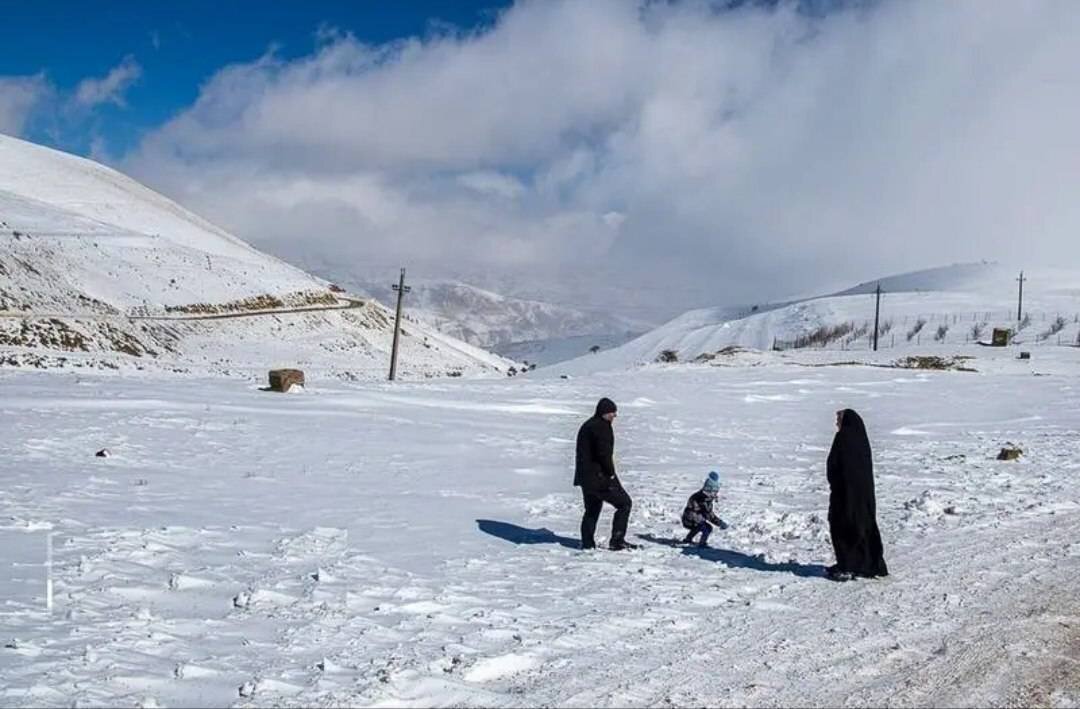 تلاش راهداران برای خدمت به مردم در شرایط برفی + فیلم