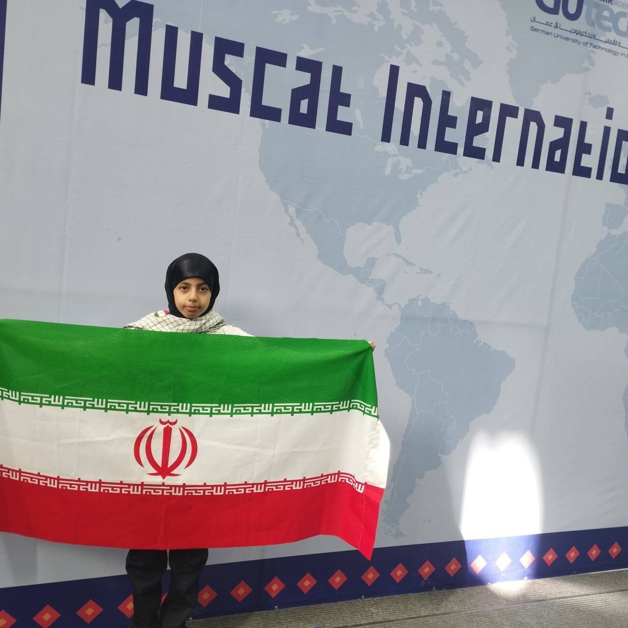 اهدای مدال طلای مسابقات جهانی رباتیک توسط دانش آموز بندرعباسی به مقام معظم رهبری