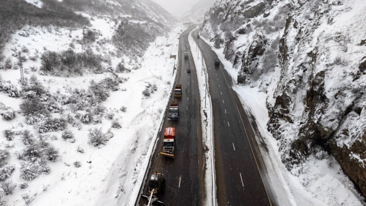 خودرو‌های بدون زنجیر چرخ حتی در شرایط عادی از محور‌های کوهستانی برگردانده می‌شوند