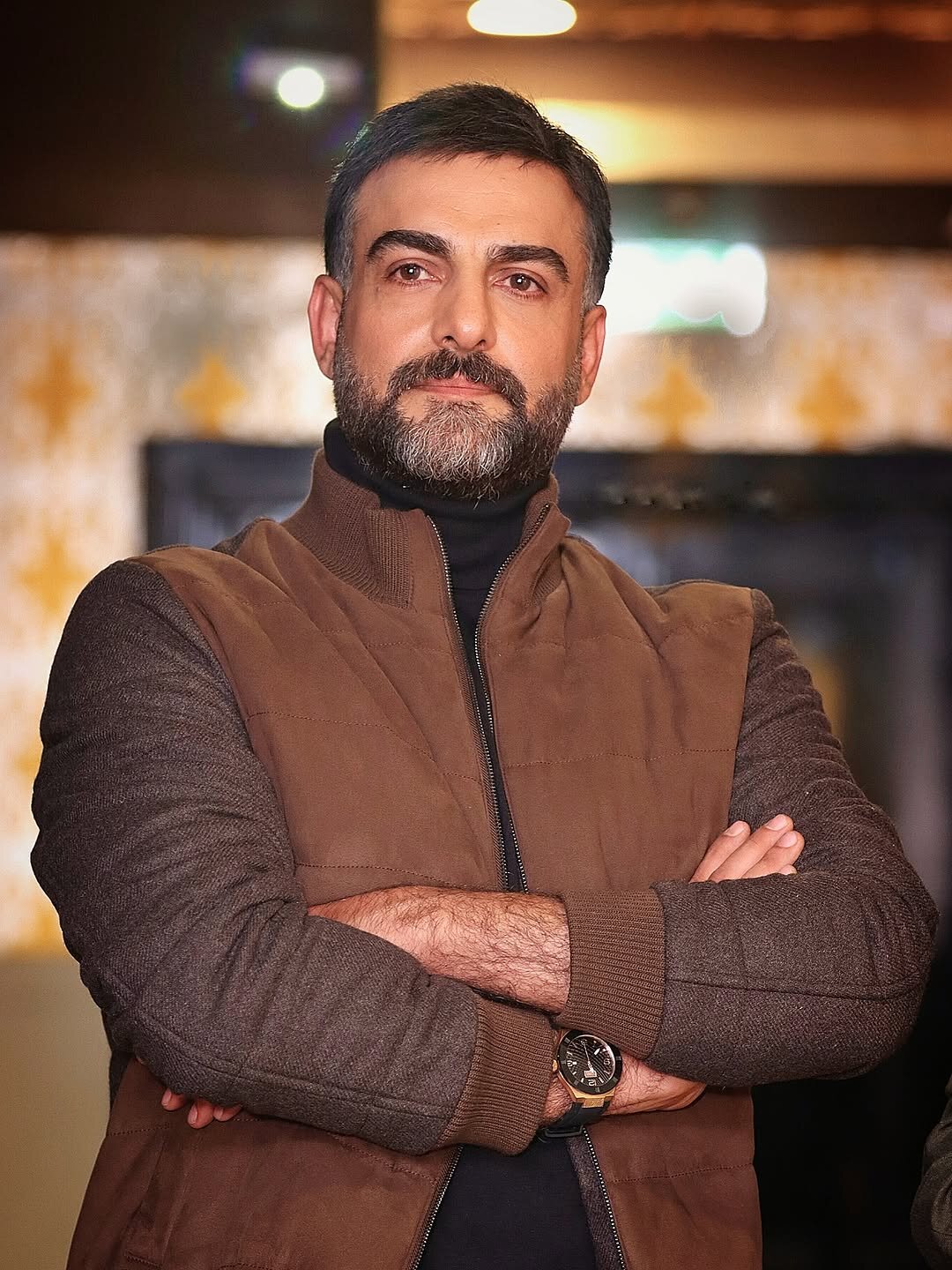 چهره‌ها/ حامد کمیلی با استایل پاییزی و دل‌نوشته مرموز