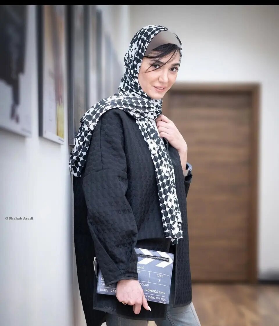 چهره‌ها/ استایل کژوال مینا وحید با اکسسوری جذابش