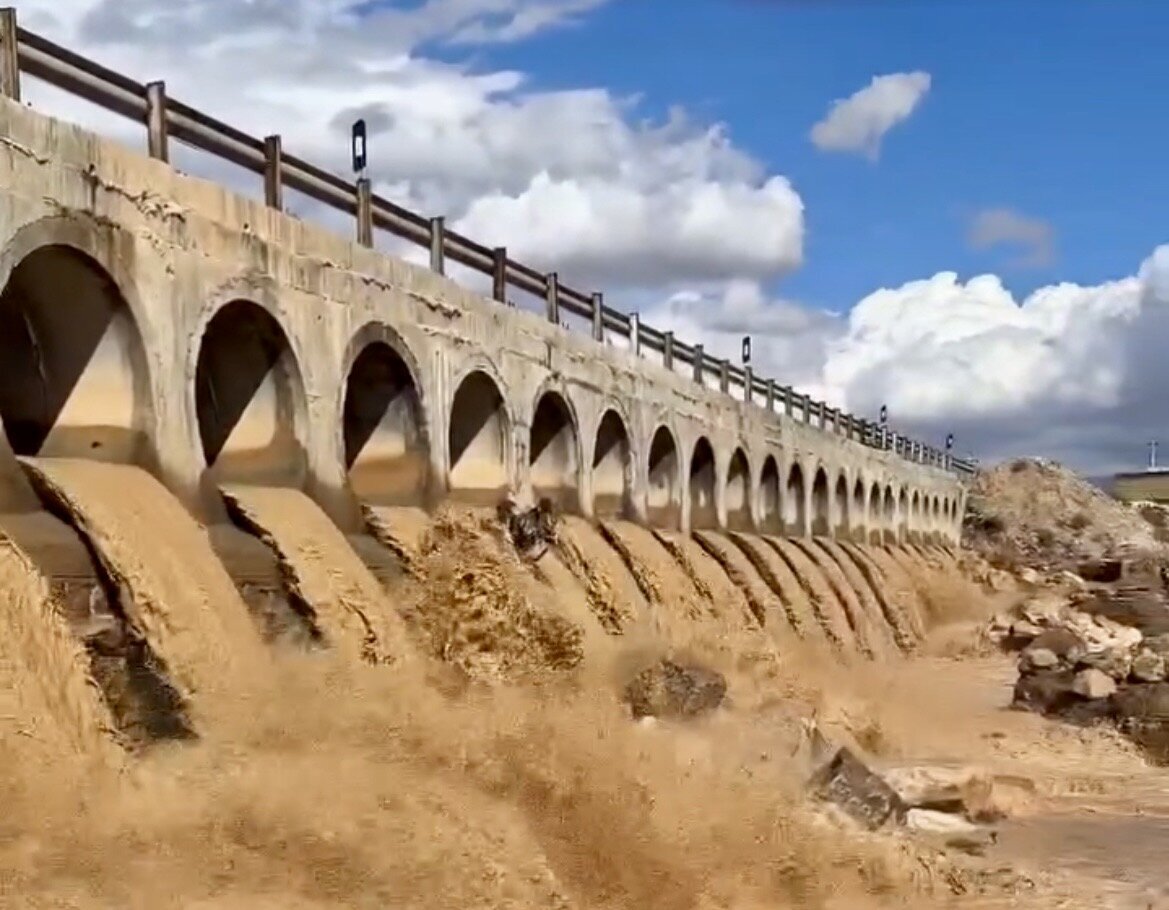 تصاویری آبگیری این سد پس از طغیان رودخانه؛ شدت عبور آب از زیر پل را ببینید