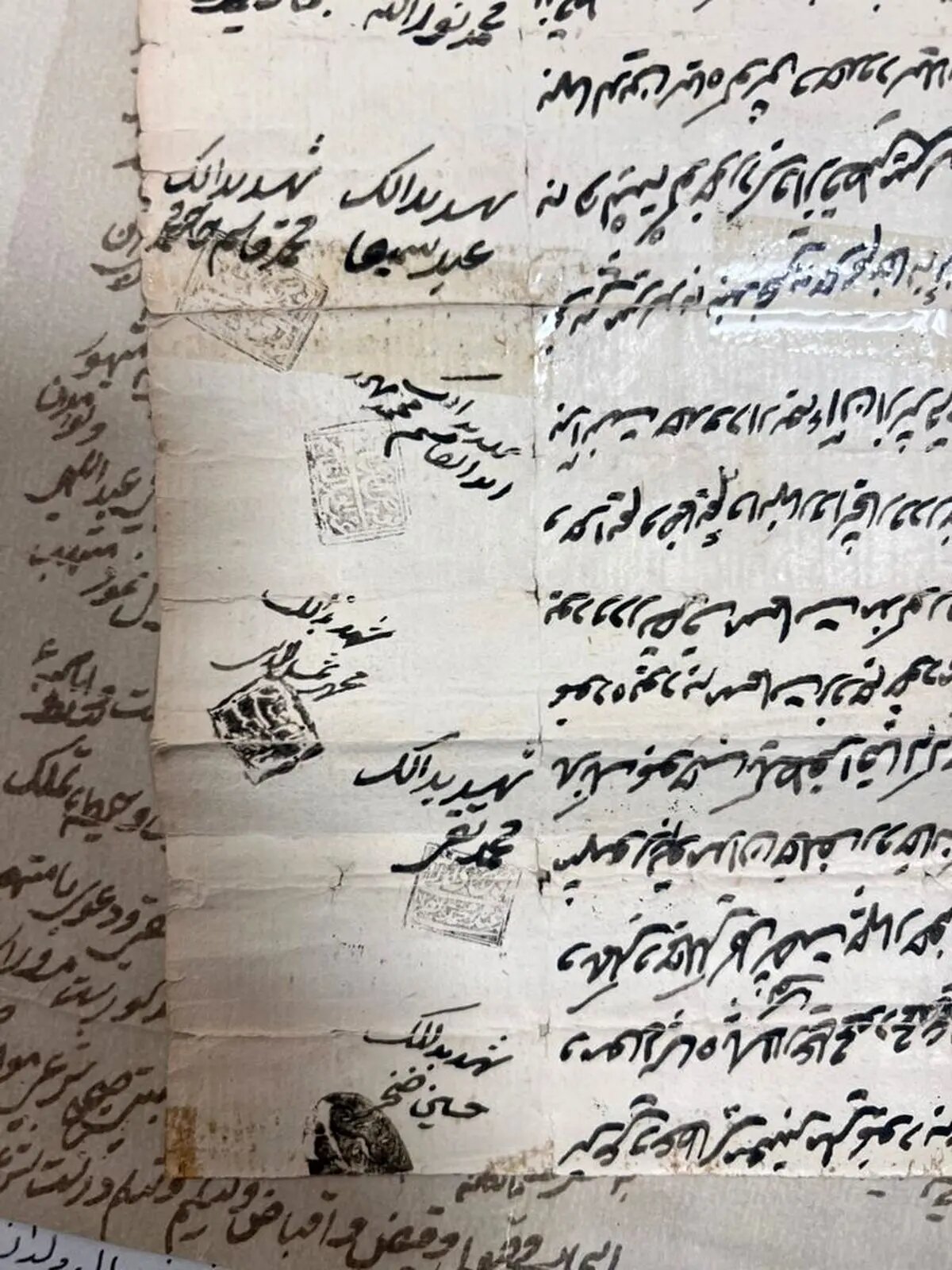 جای خالی مرکز نگهداری اسناد و مکاتبات تاریخی در بستک/ قدیمی‌ترین سند تاریخی بستک تکه تکه شده است