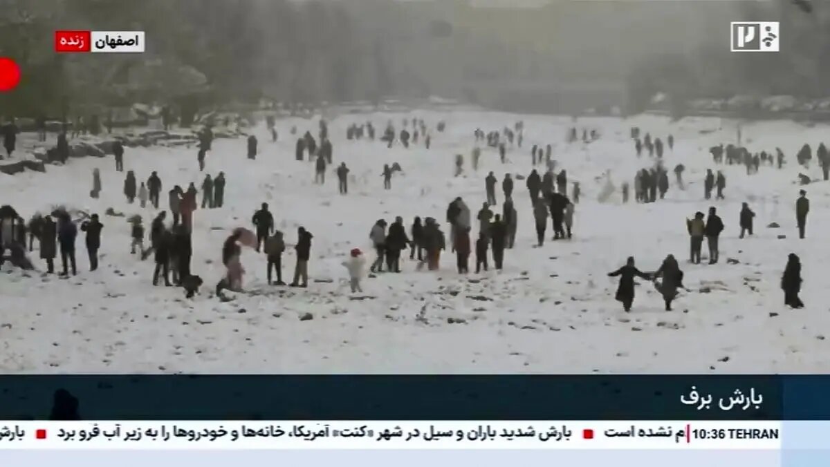برف‌ بازی در زاینده‌ رود اصفهان + فیلم