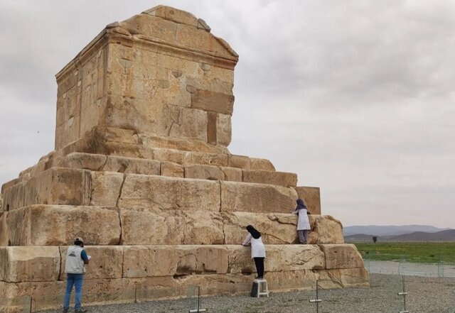 آرامگاه کوروش در زیر بارش برف