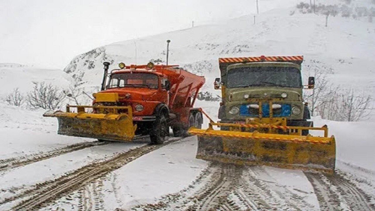 امدادرسانی به ۸۰ خودرو گرفتار در برف در محور‌های کاشان