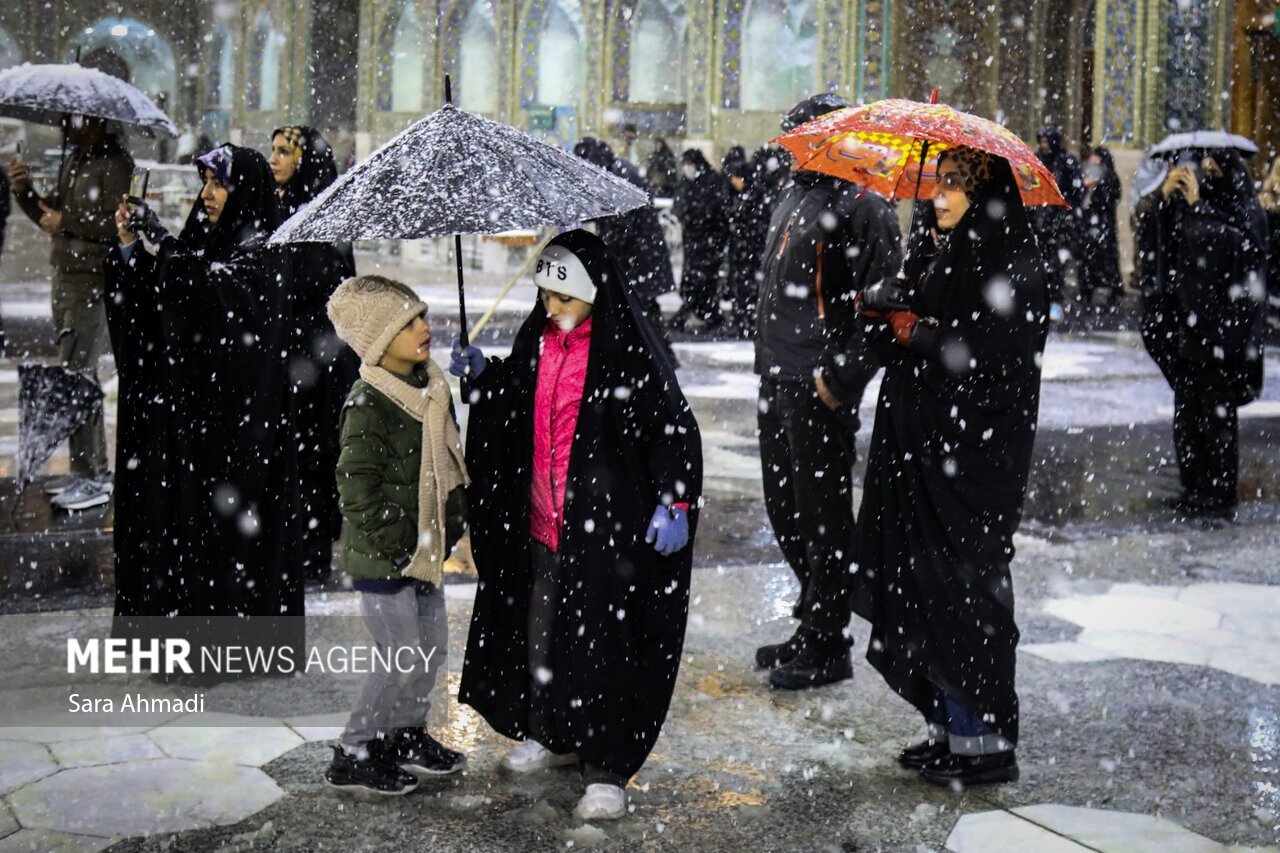 عکس/ تصاویری دیدنی از بارش برف در حرم مطهر امام رضا(ع)