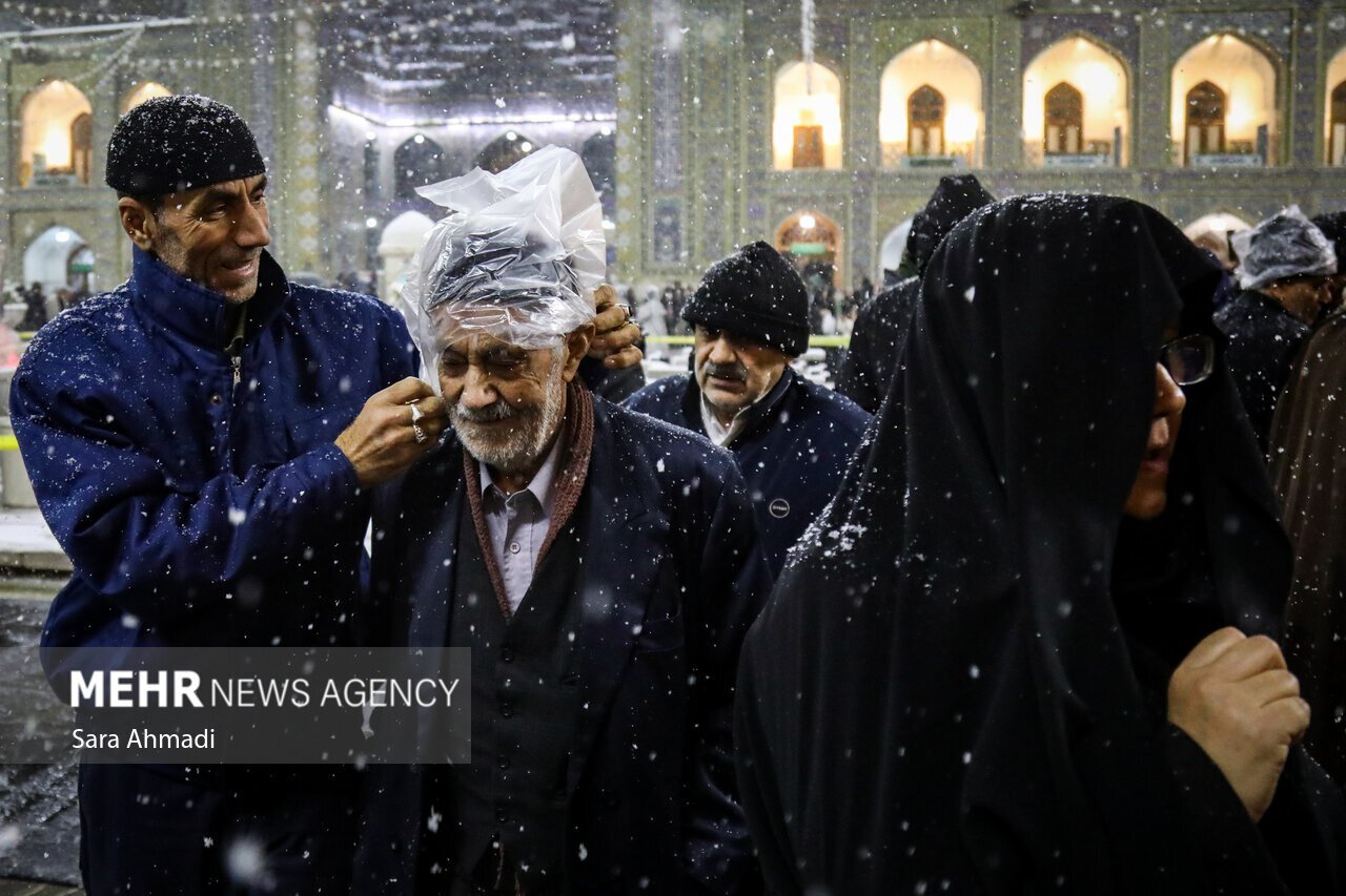 عکس/ تصاویری دیدنی از بارش برف در حرم مطهر امام رضا(ع)