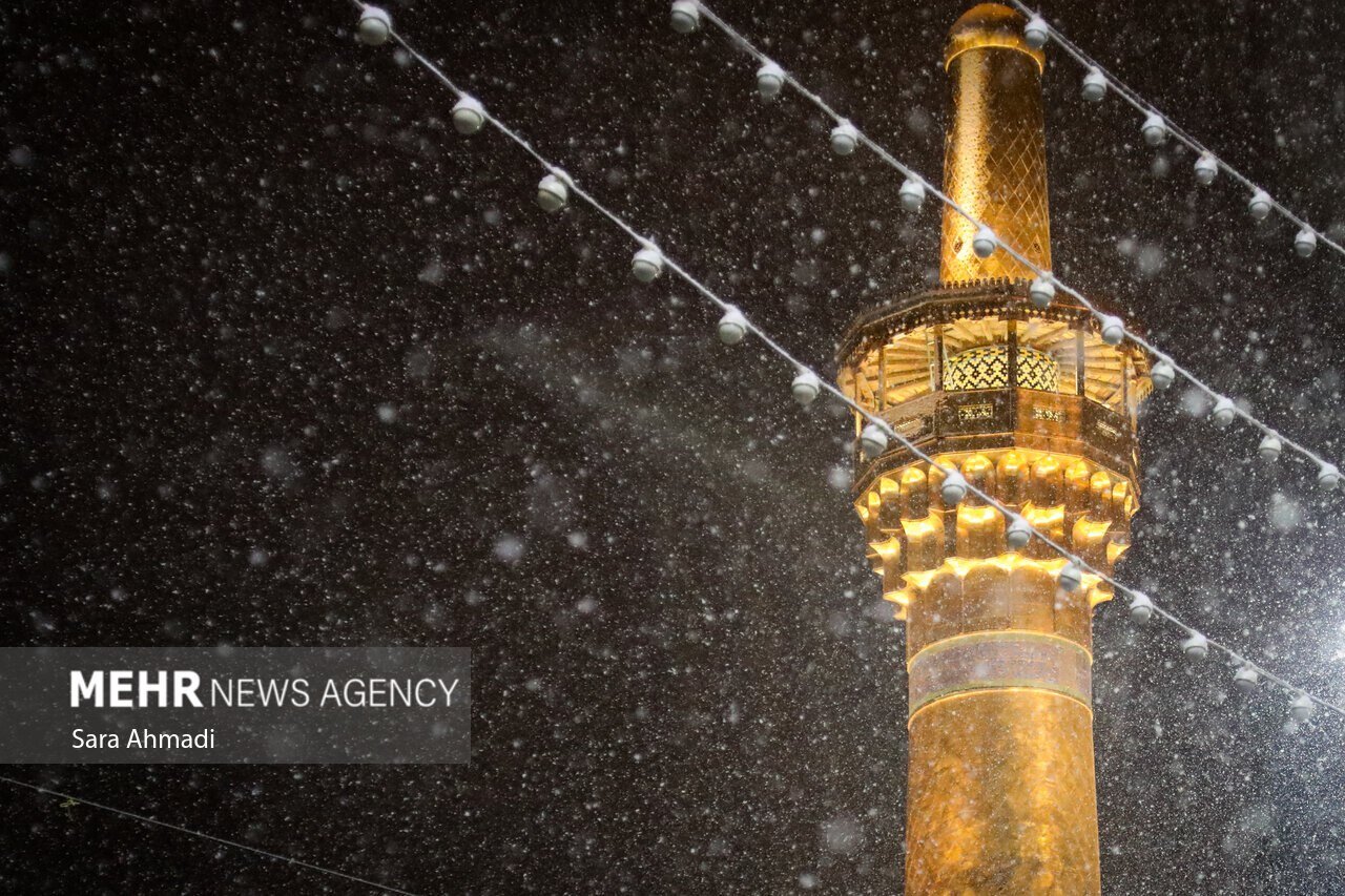 عکس/ تصاویری دیدنی از بارش برف در حرم مطهر امام رضا(ع)