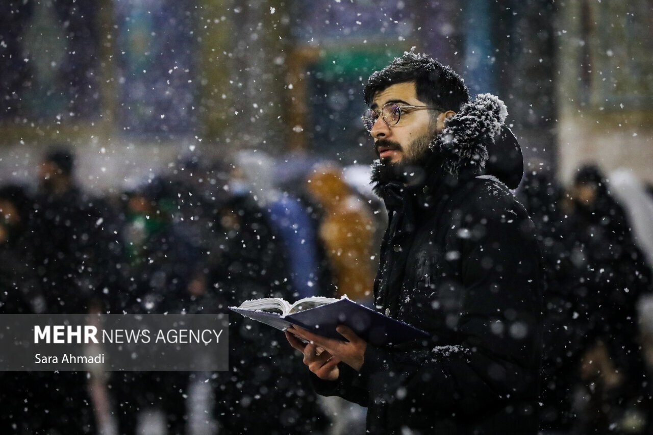 عکس/ تصاویری دیدنی از بارش برف در حرم مطهر امام رضا(ع)