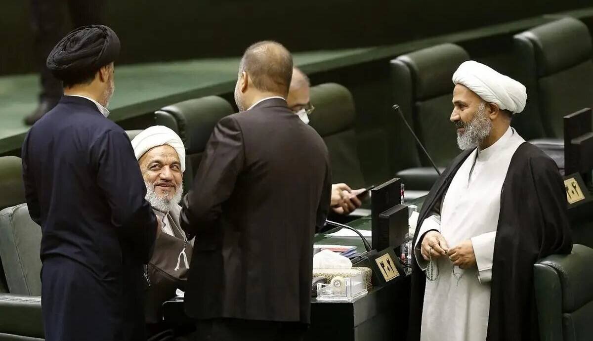 نماینده سابق: مردم خسته شده‌اند و حاکمیت باید تندروها را خنثی کند