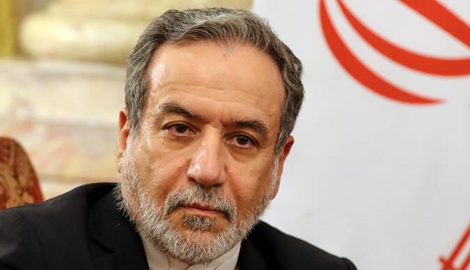 انتقاد روزنامه اصولگرا از عراقچی: آقای وزیر ساعتتان خواب‌مانده