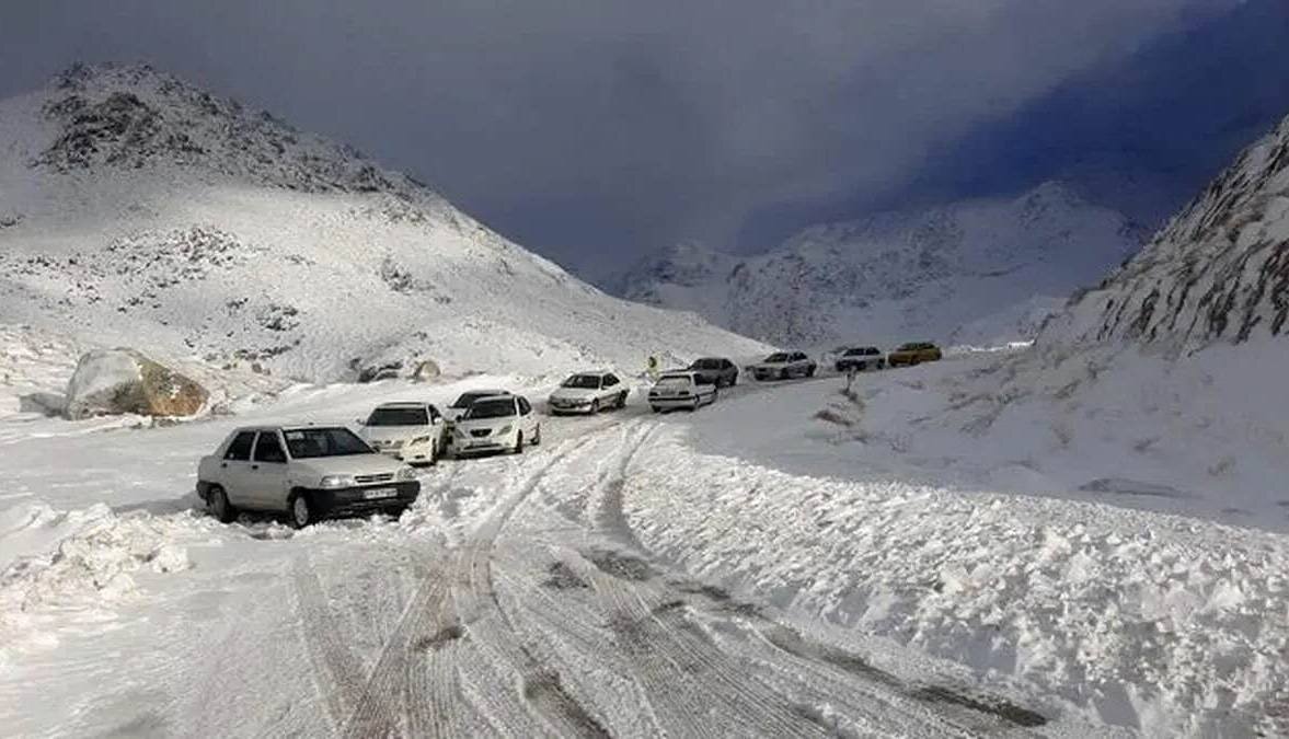 برف و باران در جادههای ۱۳ استان؛ ۲۲ محور مواصلاتی مسدود شد