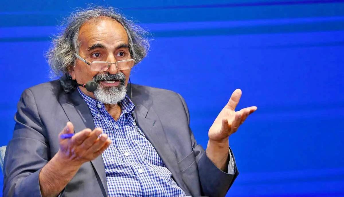 یک استاد دانشگاه: مسئولان خطاهایشان را بپذیرند، مردم خواهان تغییر هستند