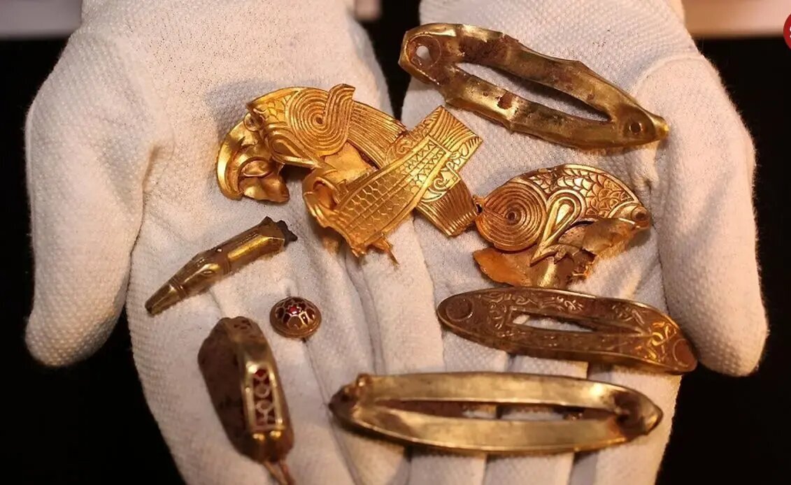 بیرون آمدن گنج «جواهرات شکسته» از دامنۀ یک تپه ۱۴۰۰ ساله | عکس