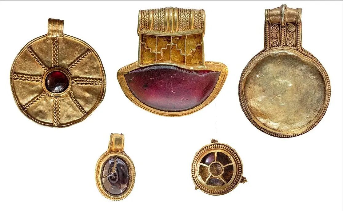 بیرون آمدن گنج «جواهرات شکسته» از دامنۀ یک تپه ۱۴۰۰ ساله | عکس