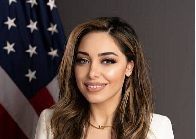 یک زن ایرانیتبار دستیار وزیر خارجه آمریکا شد+ عکس و جزئیات