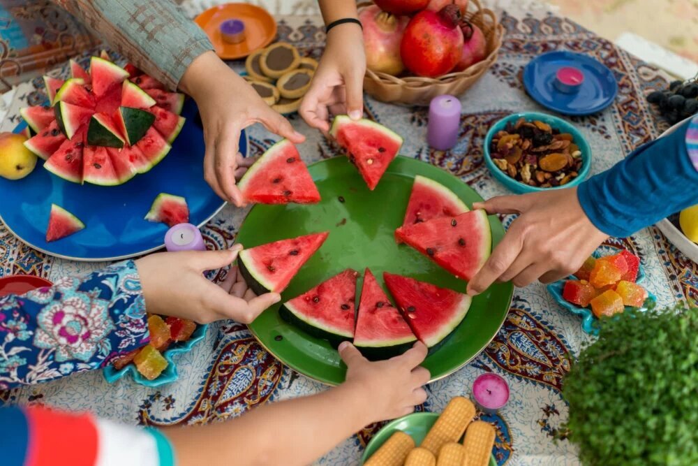 چرا هندوانه و انار نماد شب یلدا شدند؟ | افسانهها و روایتهای کهن که این دو میوه را جاودانه کردند