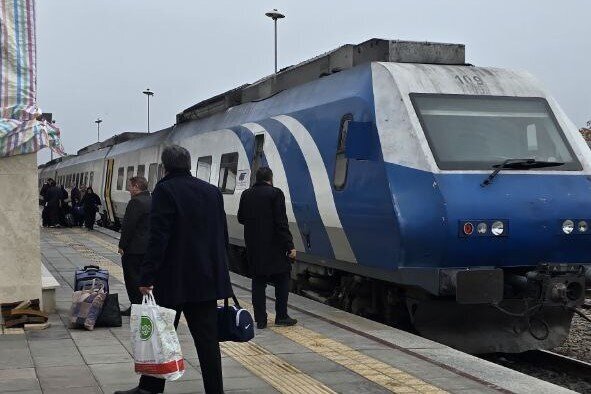 ۴ ساعت بلاتکلیفی مسافران قطار در هوای سرد ؛ نقص فنی ریل باس مشهد-تهران
