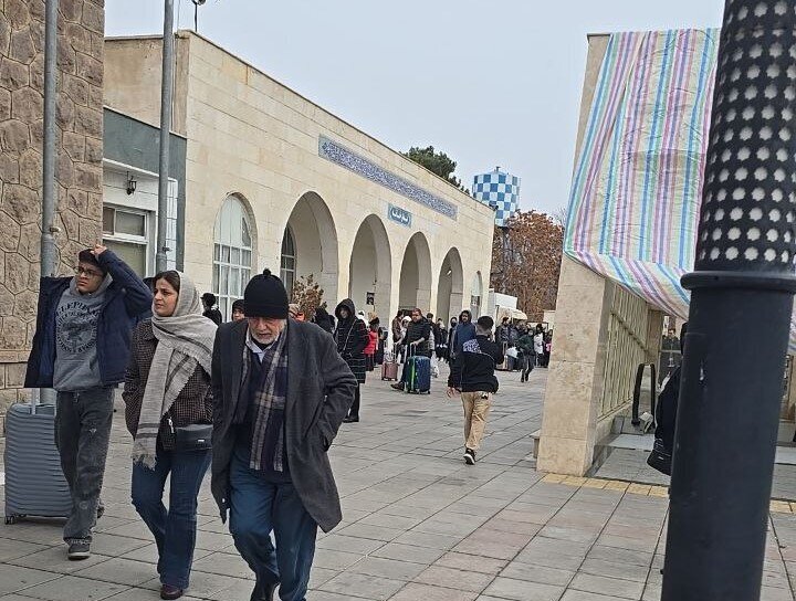 ۴ ساعت بلاتکلیفی مسافران قطار در هوای سرد ؛ نقص فنی ریل باس مشهد-تهران