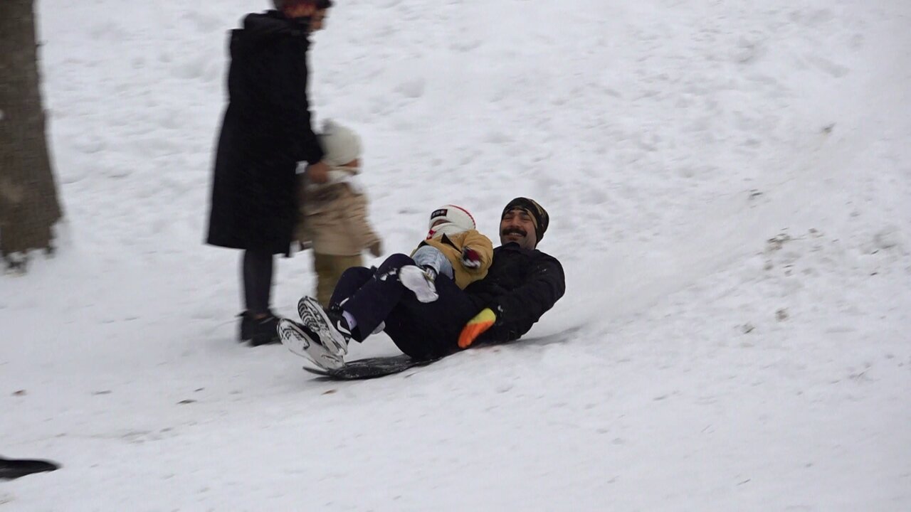 پالتوی برفی بر تن ایران