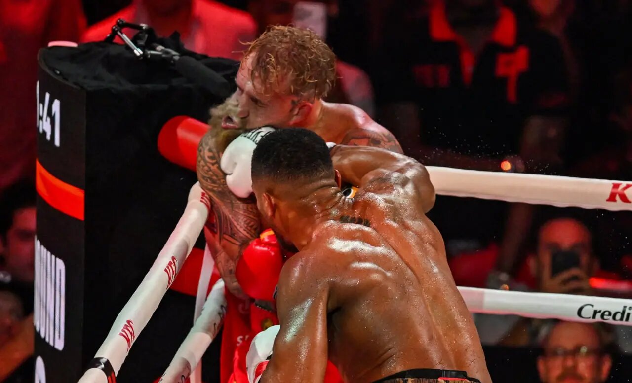 انتقال بوکسور آمریکایی به بیمارستان با شکستگی فک (عکس)