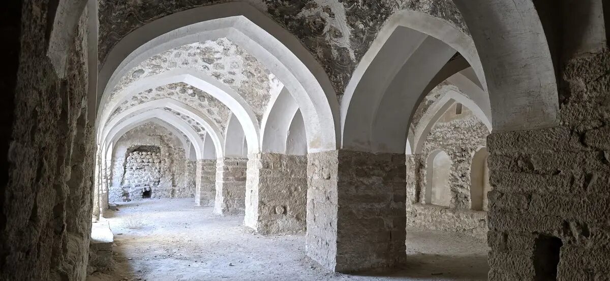 دژ برازجان؛ میراث جهانی فراموش شده بوشهر/ مرمت کاروانسرای ثبت جهانی شده نیمهکاره است