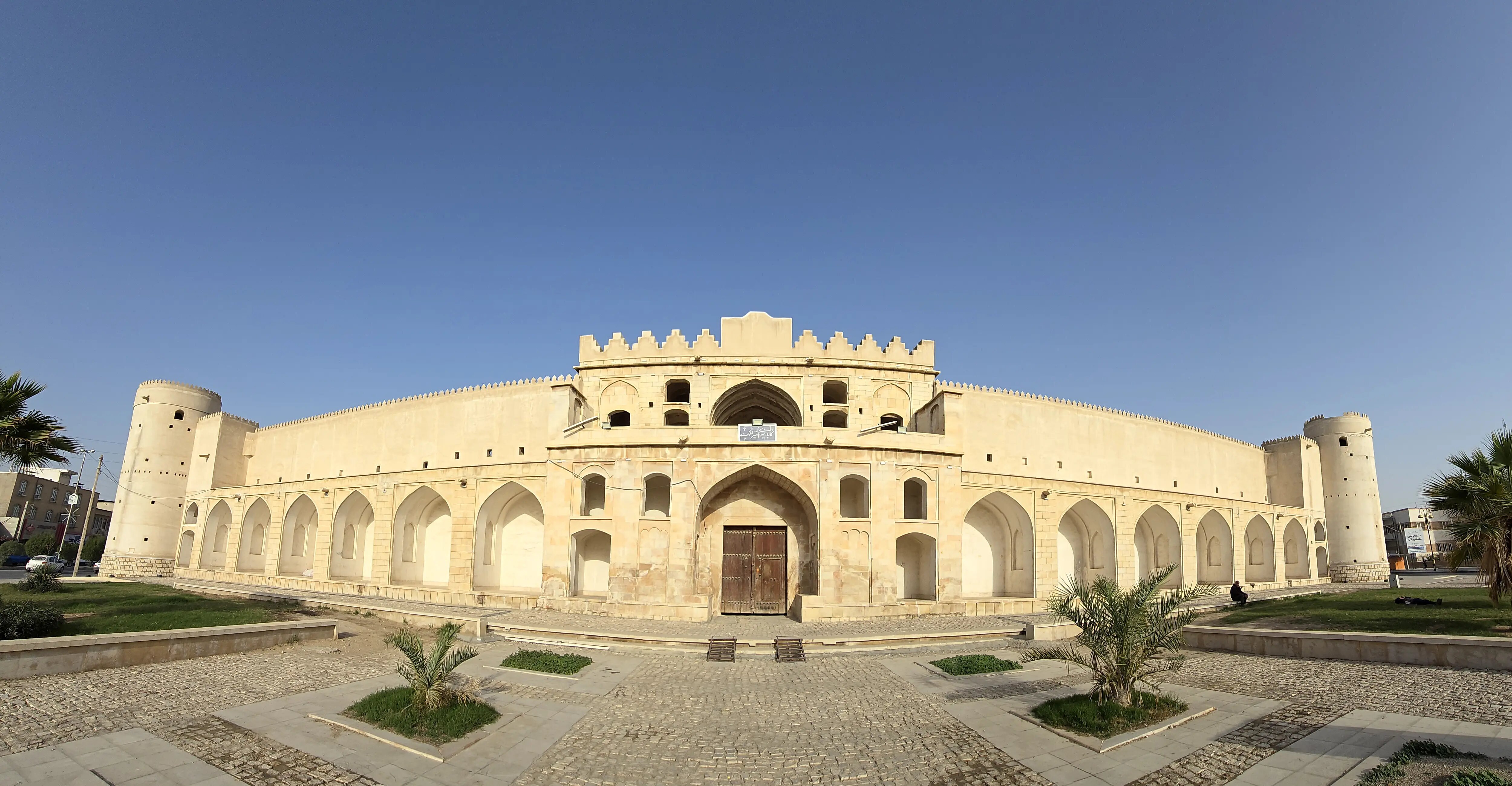 دژ برازجان؛ میراث جهانی فراموش شده بوشهر/ مرمت کاروانسرای ثبت جهانی شده نیمهکاره است