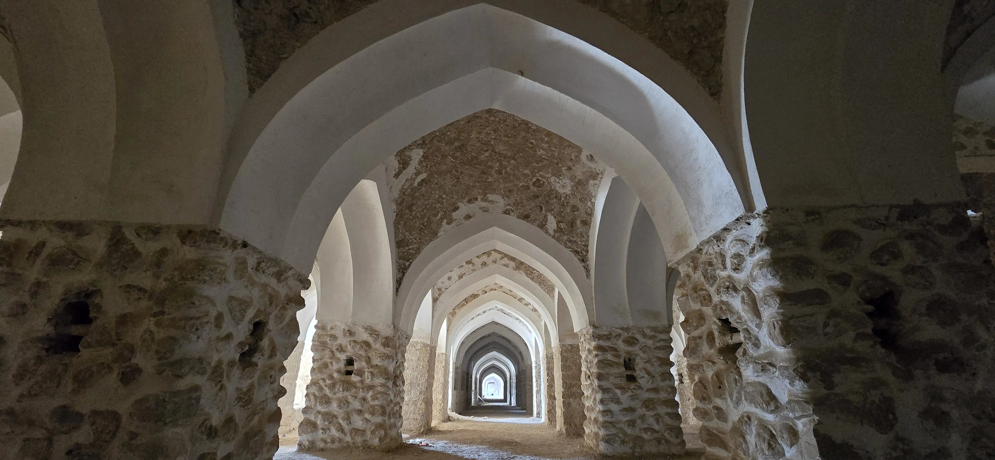 دژ برازجان؛ میراث جهانی فراموش شده بوشهر/ مرمت کاروانسرای ثبت جهانی شده نیمهکاره است