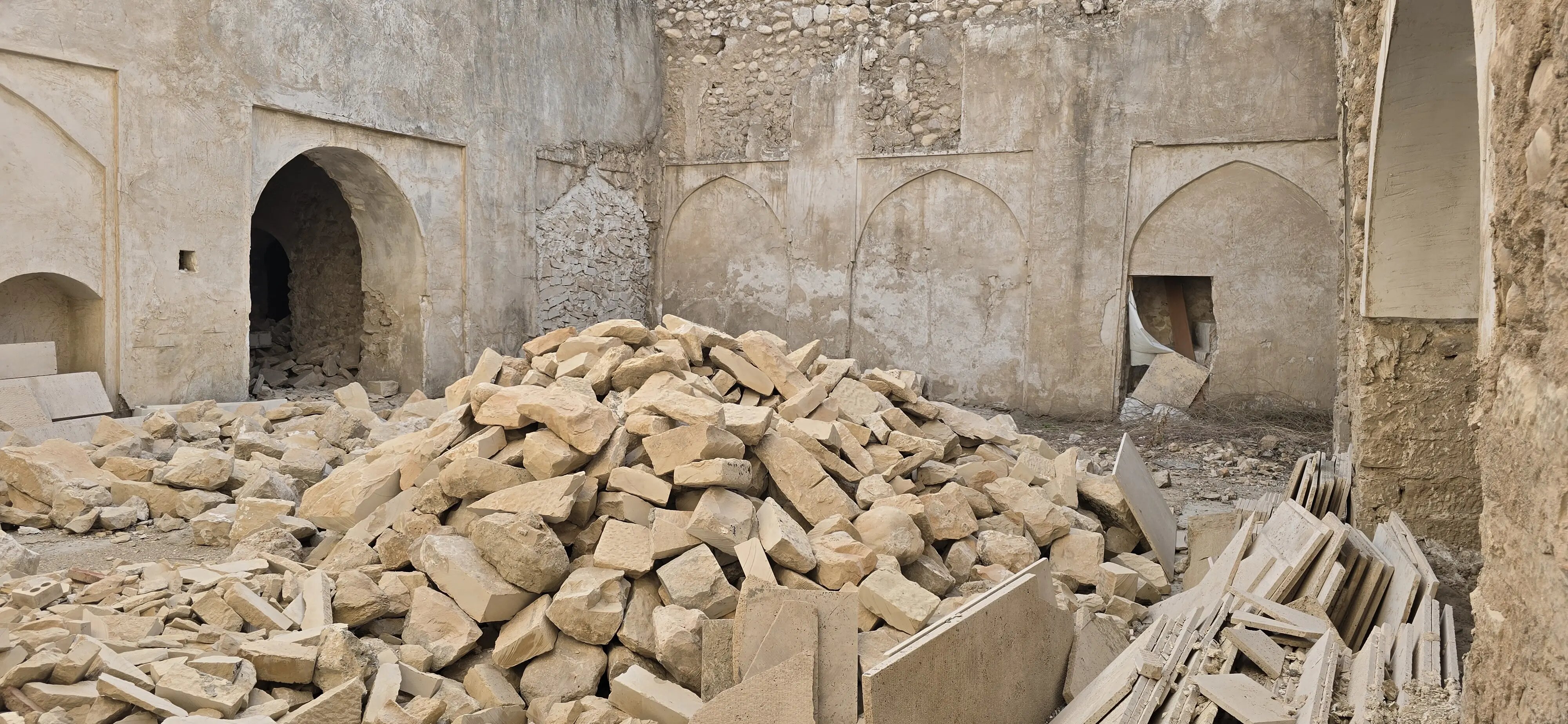 دژ برازجان؛ میراث جهانی فراموش شده بوشهر/ مرمت کاروانسرای ثبت جهانی شده نیمهکاره است