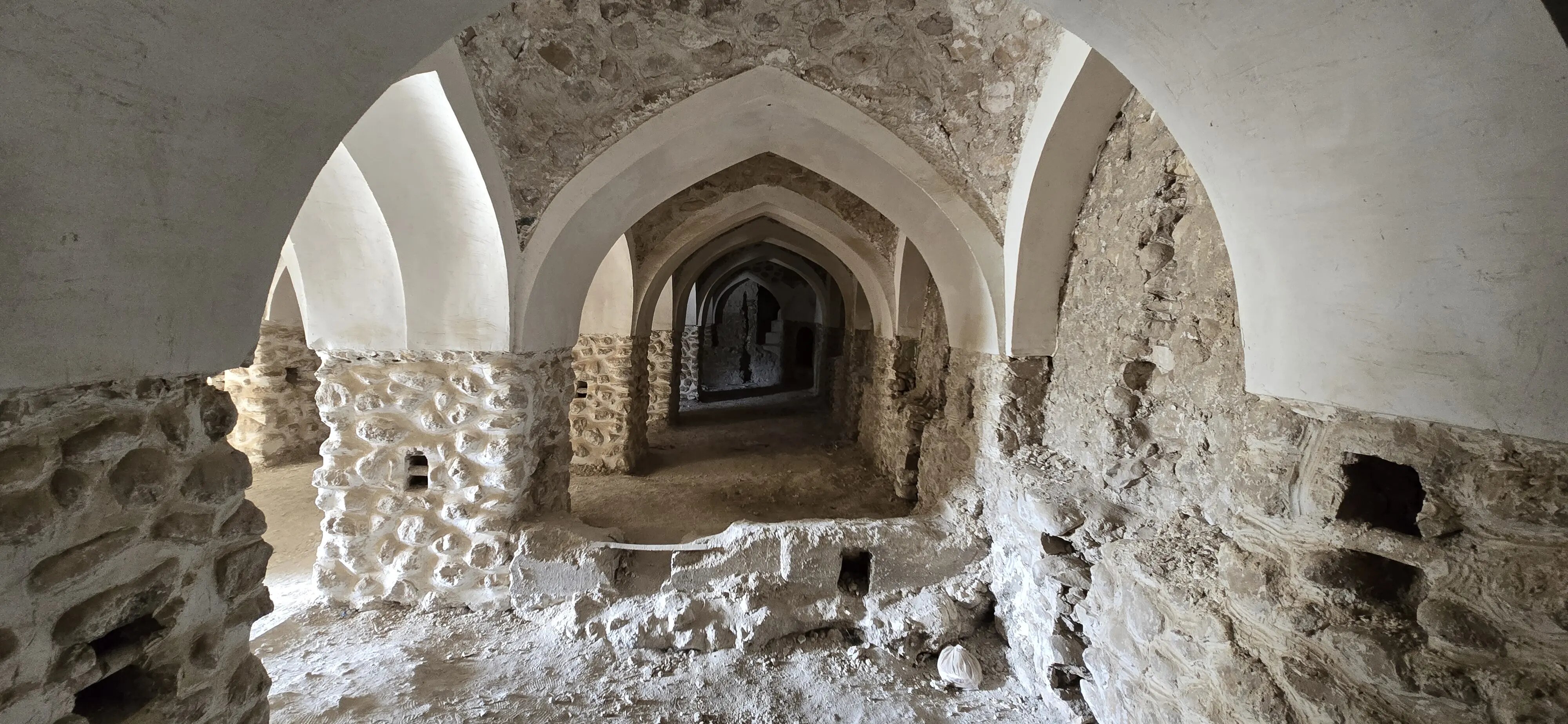 دژ برازجان؛ میراث جهانی فراموش شده بوشهر/ مرمت کاروانسرای ثبت جهانی شده نیمهکاره است