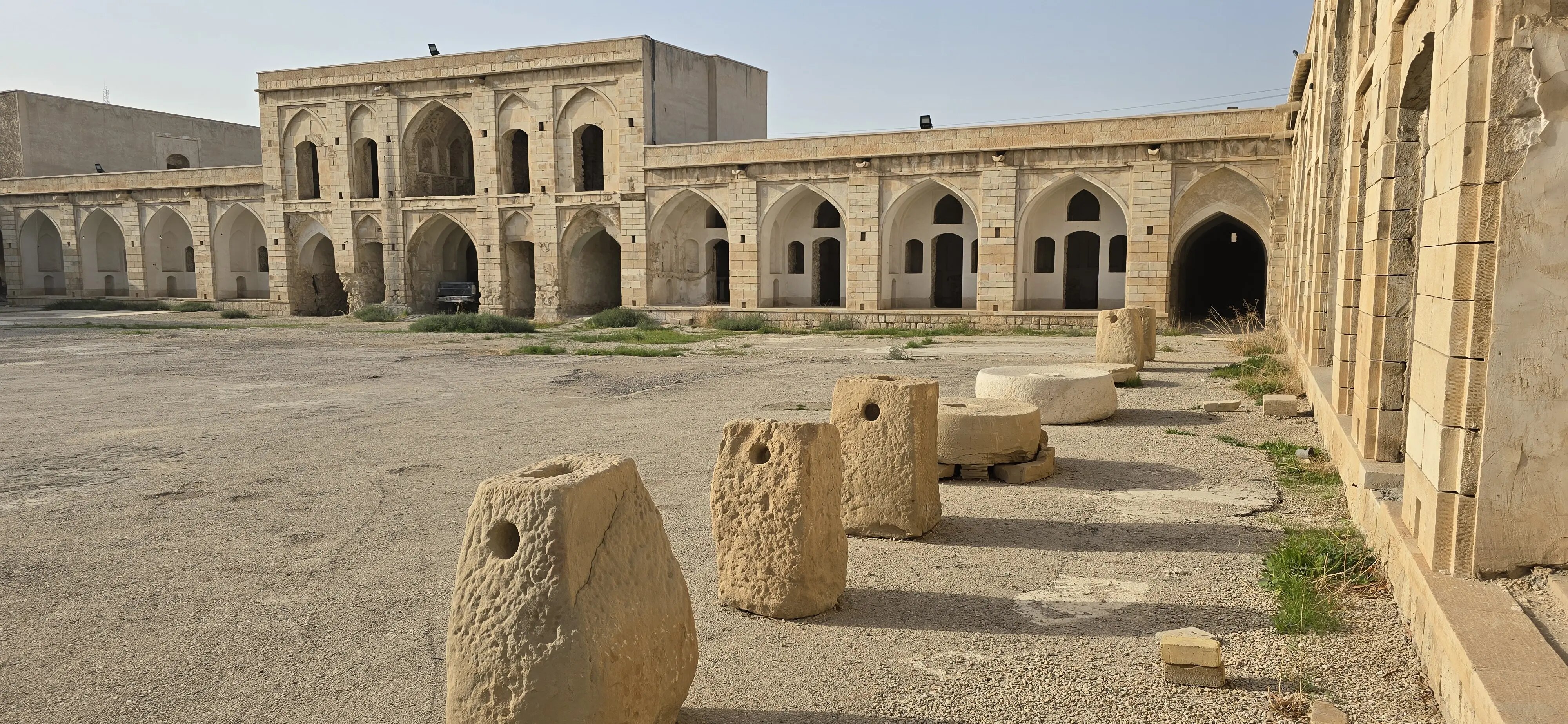 دژ برازجان؛ میراث جهانی فراموش شده بوشهر/ مرمت کاروانسرای ثبت جهانی شده نیمهکاره است