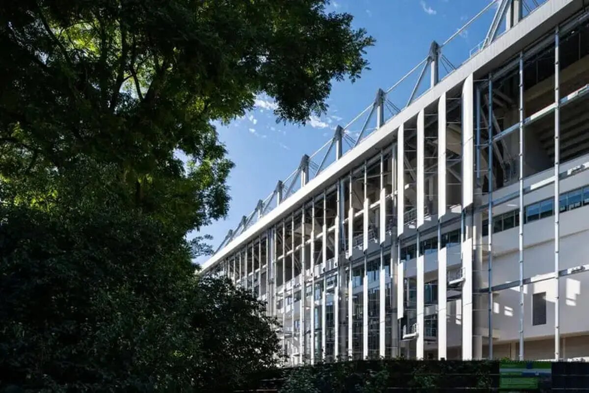 بازسازی استادیوم ۱۱۱ ساله با استفاده از هواپیماهای غیرقابل استفاده (عکس)