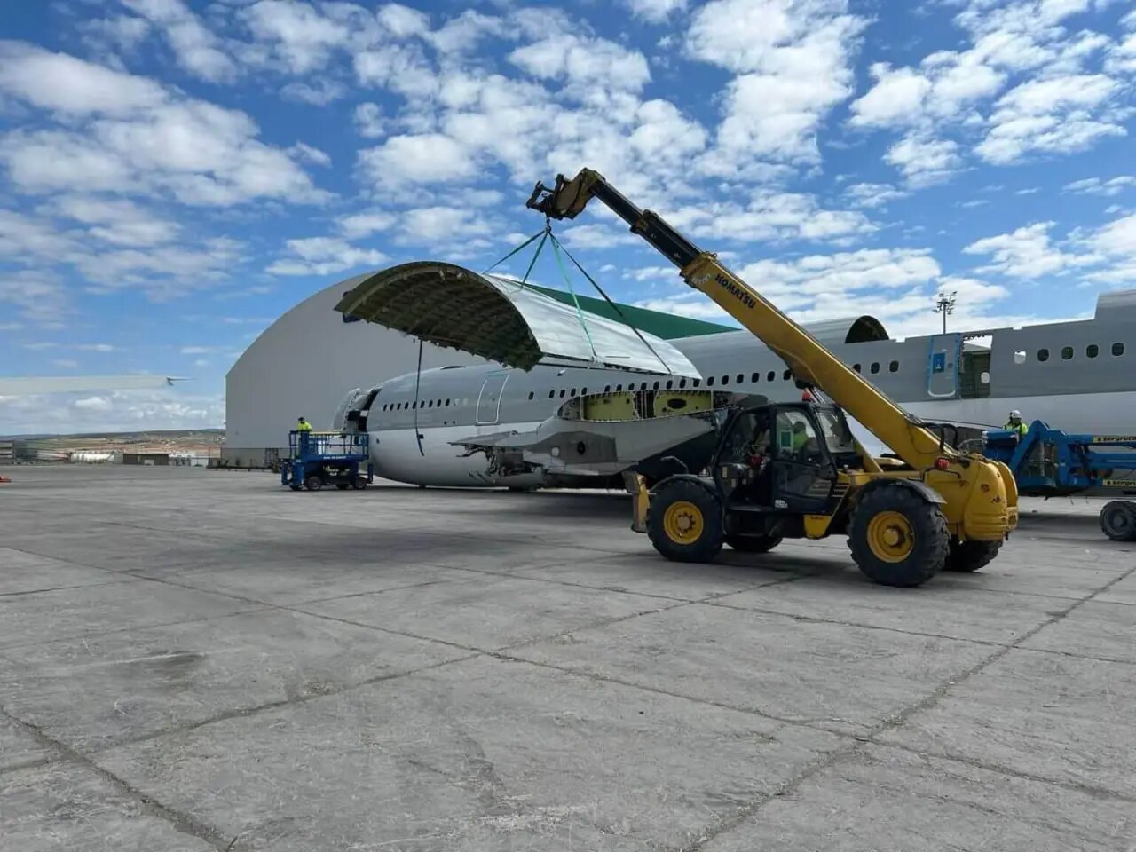 بازسازی استادیوم ۱۱۱ ساله با استفاده از هواپیماهای غیرقابل استفاده (عکس)