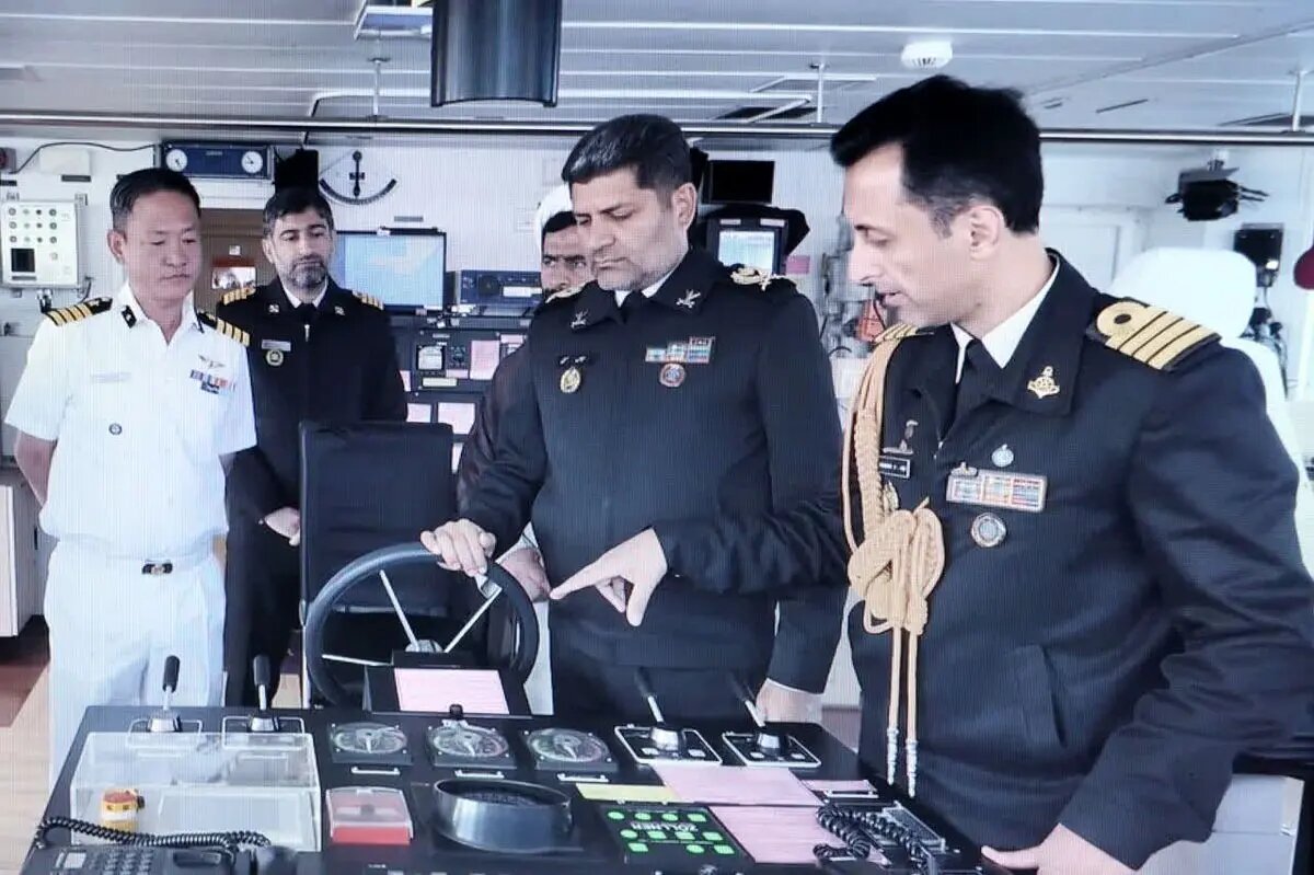 فرمانده منطقه سوم دریایی نبوت نداجا از یگان شناور سارتاک گارد ساحلی کشور هند بازدید کرد