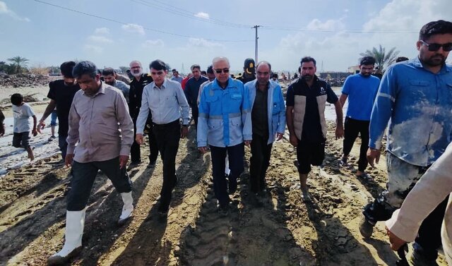 استاندار هرمزگان: دولت تا بازگشت کامل زندگی کنار مردم سیلزده جاسک میماند