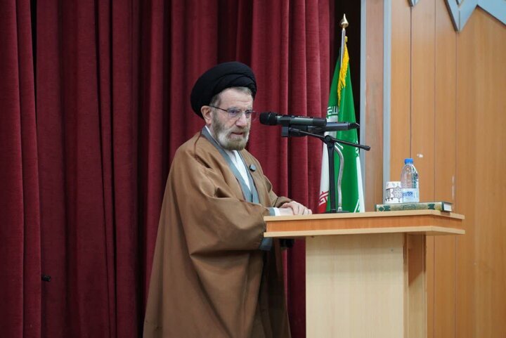 امام جمعه خرمآباد: حوزه و دانشگاه دو شعبه از یک مؤسسه علمی هستند