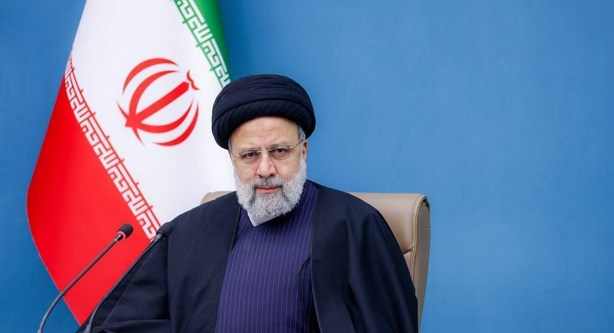 آقای مثلا استاد دانشگاه! شما بیجا کردید که به رئیس جمهور شهید توهین می‌کنید + فیلم