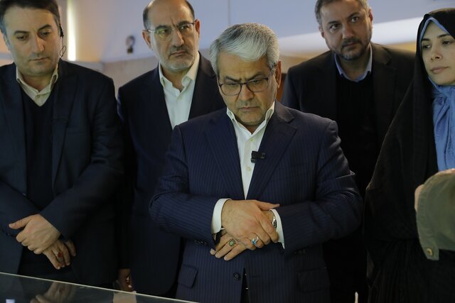 دبیر هیات دولت از نمایشگاه دستاوردهای صنعت هسته‌ای بازدید کرد