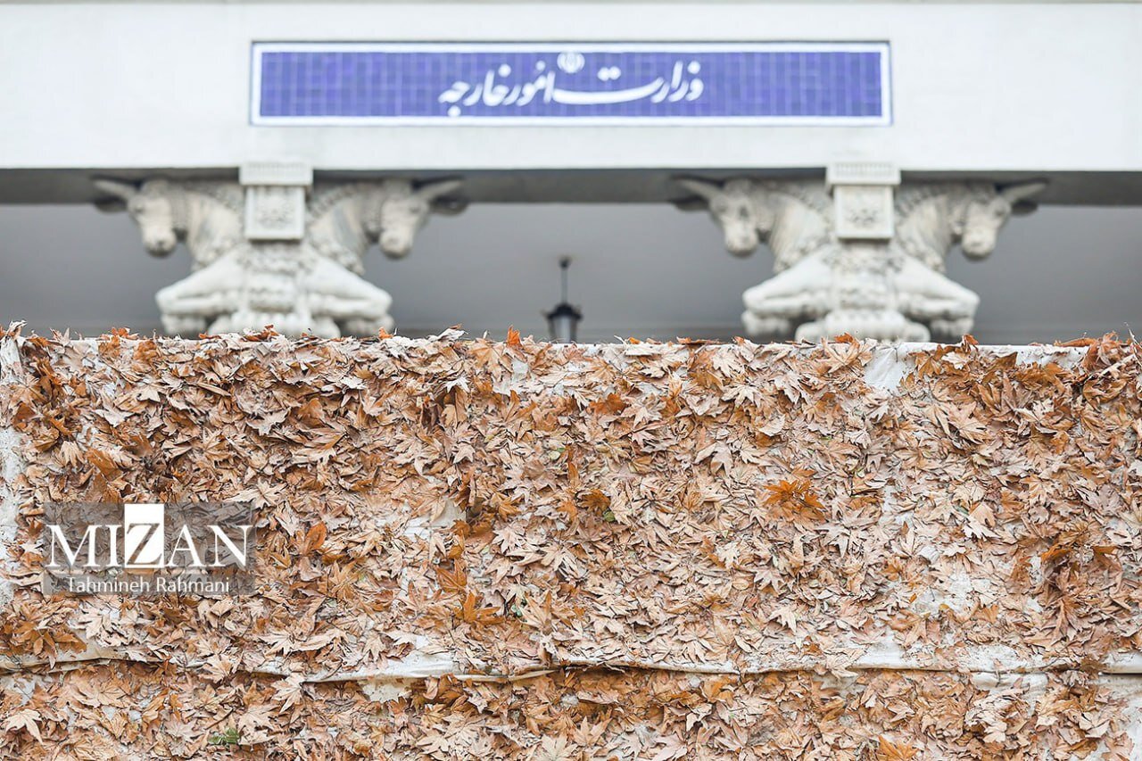 خش خش برگ‌های پاییزی در میدان مشق