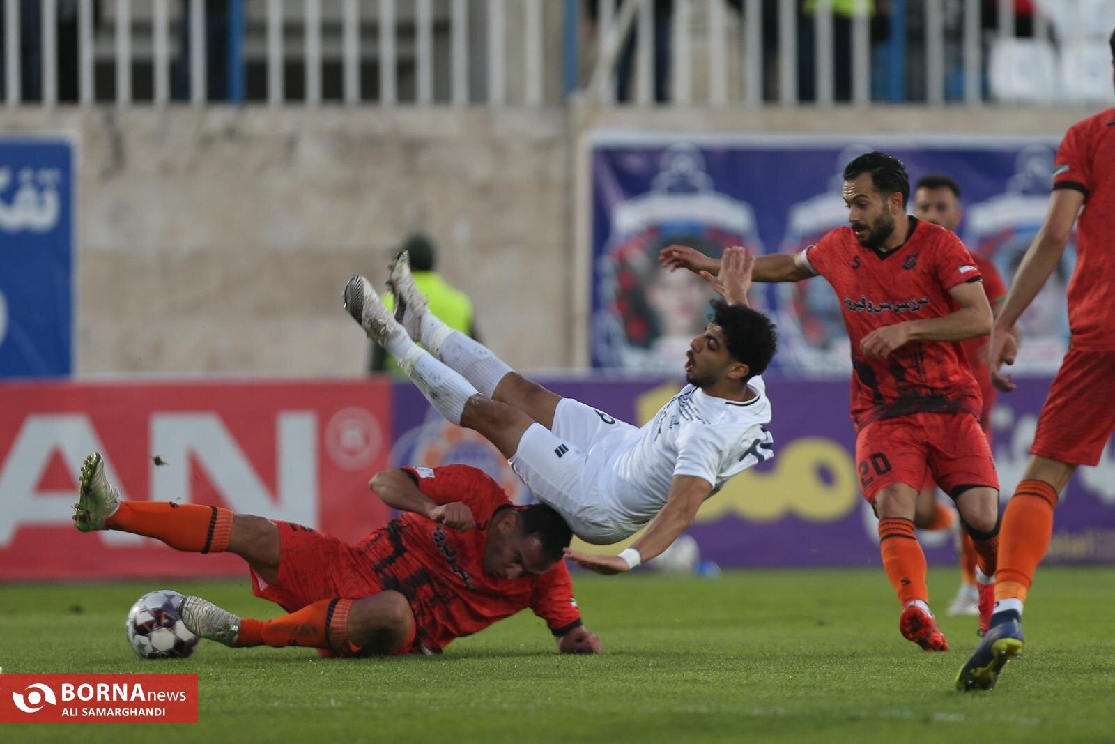 دیدار تیم های فوتبال ملوان و مس شهر بابک
