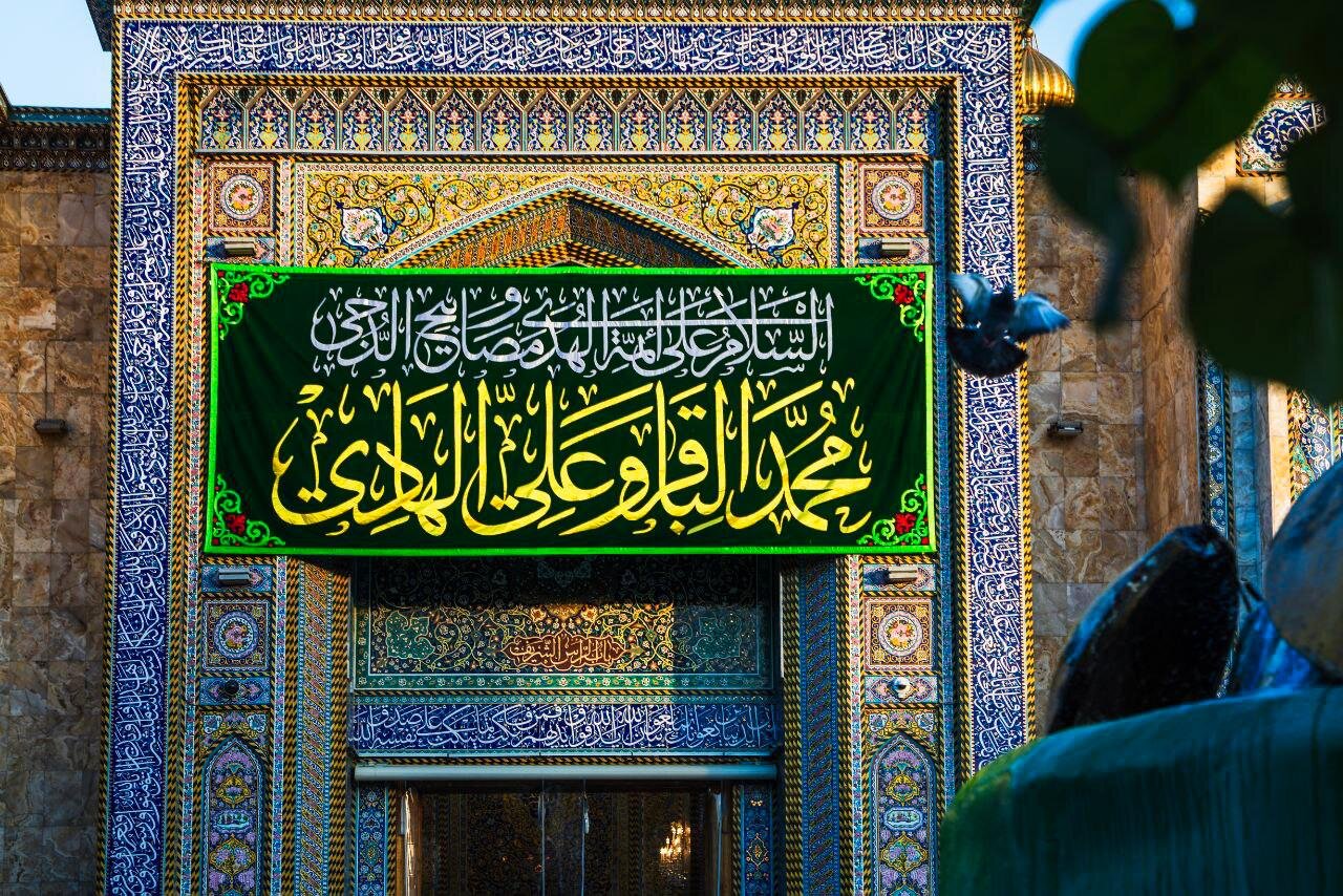پرچم و کتبیه‌های ولادت امام باقر(ع) در حرم مطهر سیدالشهدا(ع)