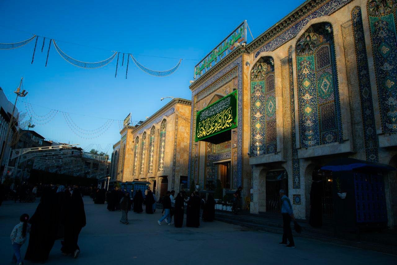 پرچم و کتبیه‌های ولادت امام باقر(ع) در حرم مطهر سیدالشهدا(ع)