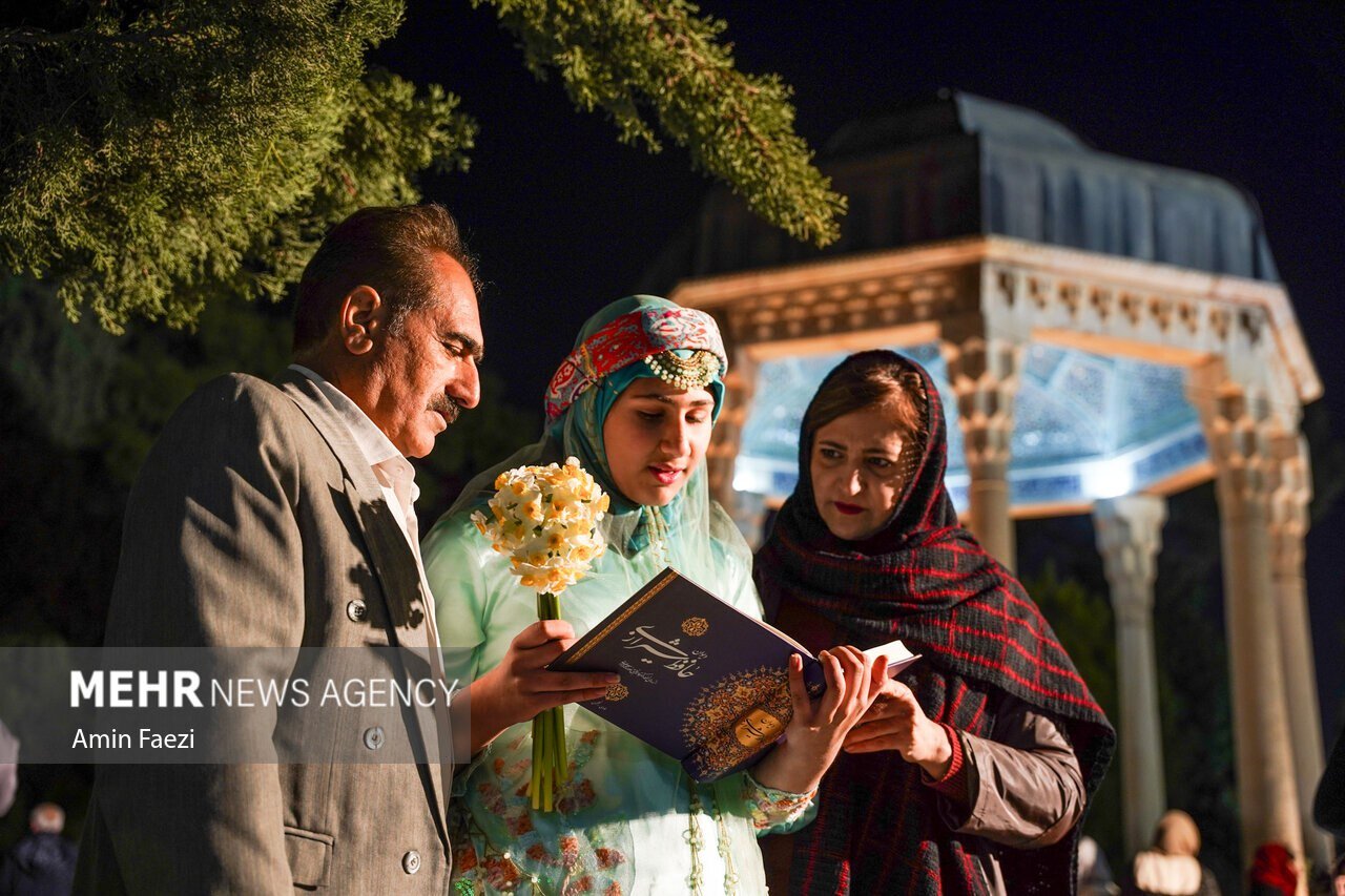 عکس/  شب یلدا در آرامگاه حافظ