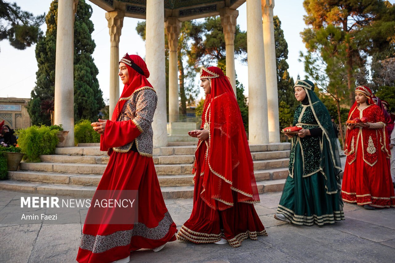 عکس/  شب یلدا در آرامگاه حافظ
