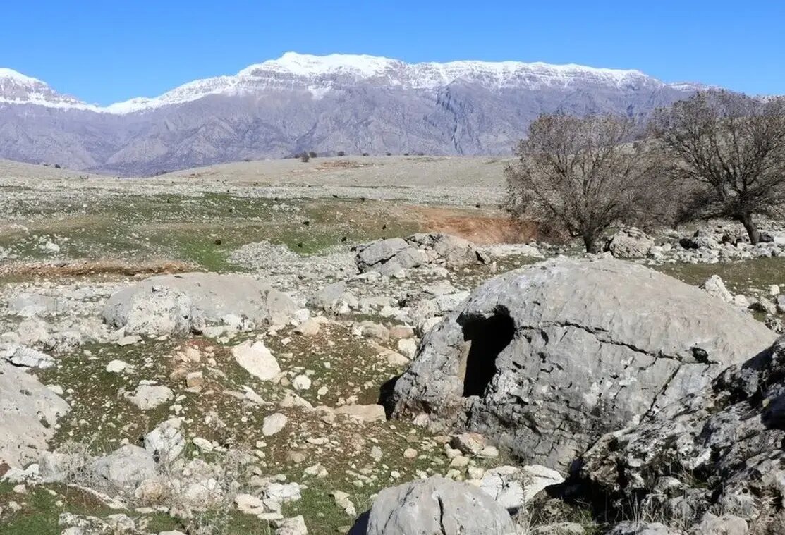 کشف کتیبه باستانی «نبرد پهلوان و مار» در کوه‌های خوزستان! | عکس