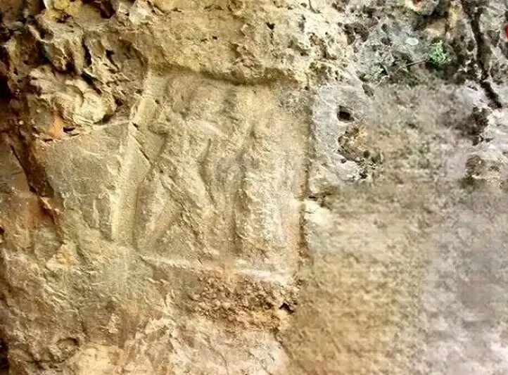 کشف کتیبه باستانی «نبرد پهلوان و مار» در کوه‌های خوزستان! | عکس