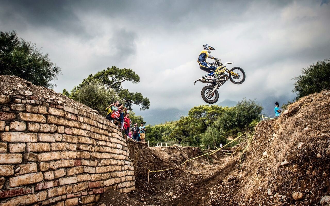 روایت قهرمان موتورسواری از ماجرای سقوط دسته‌جمعی موتورسواران زن | به خط پایان رسیدند!