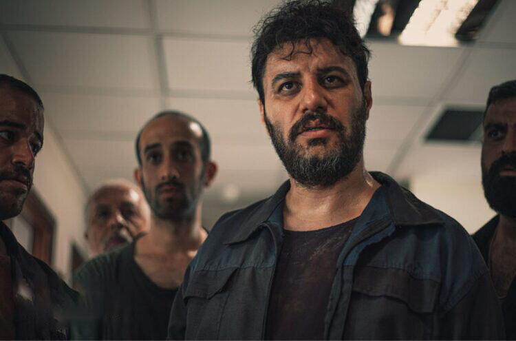 نجات یک پسر ۲۰ ساله توسط جواد عزتی از دست‌درازی اوباش زندان! | این سکانس را ببینید